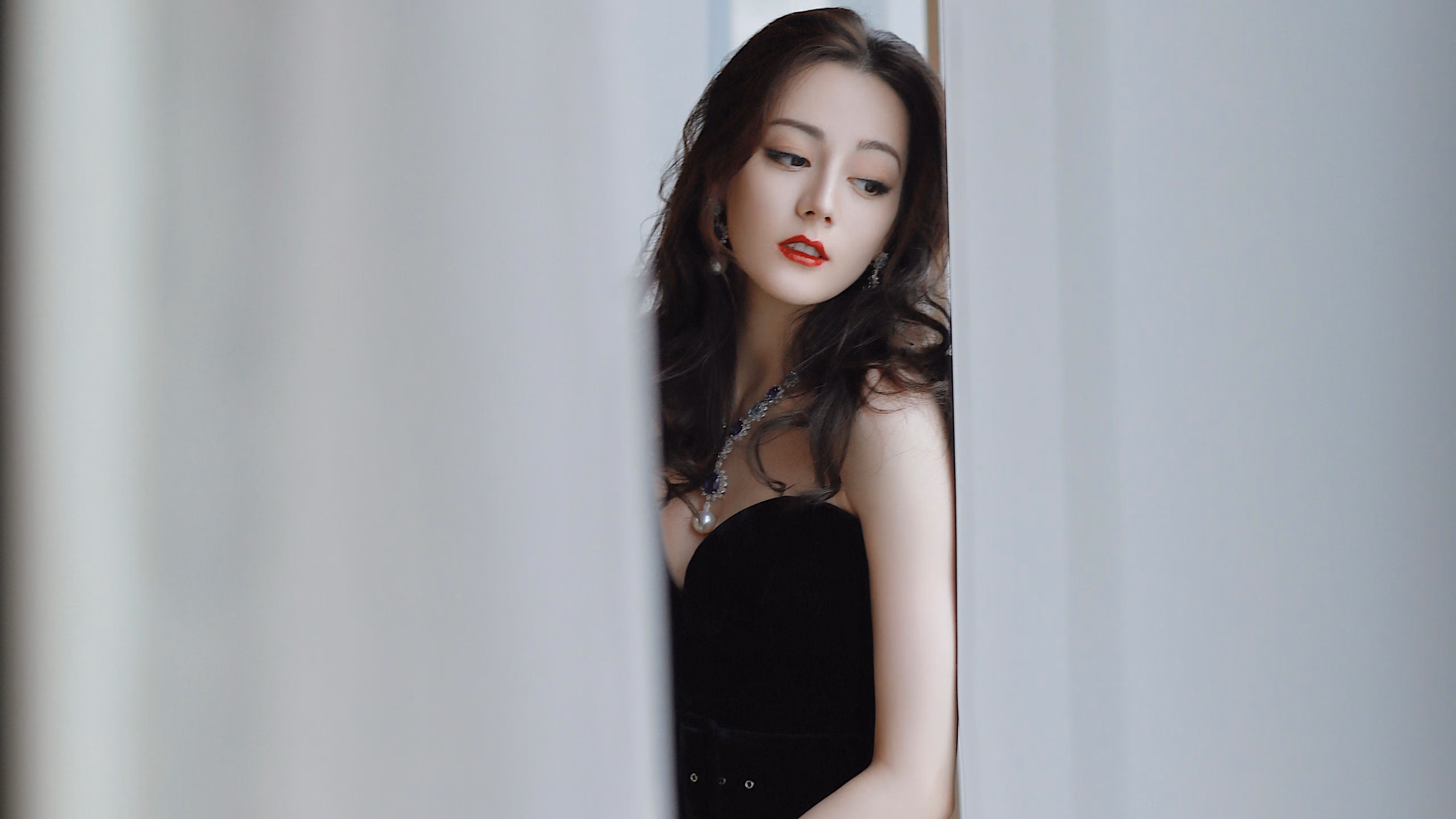 九游app下载中心-伊朗球员被雪卡住球鞋，教练拿热水壶解围，伊朗队球员