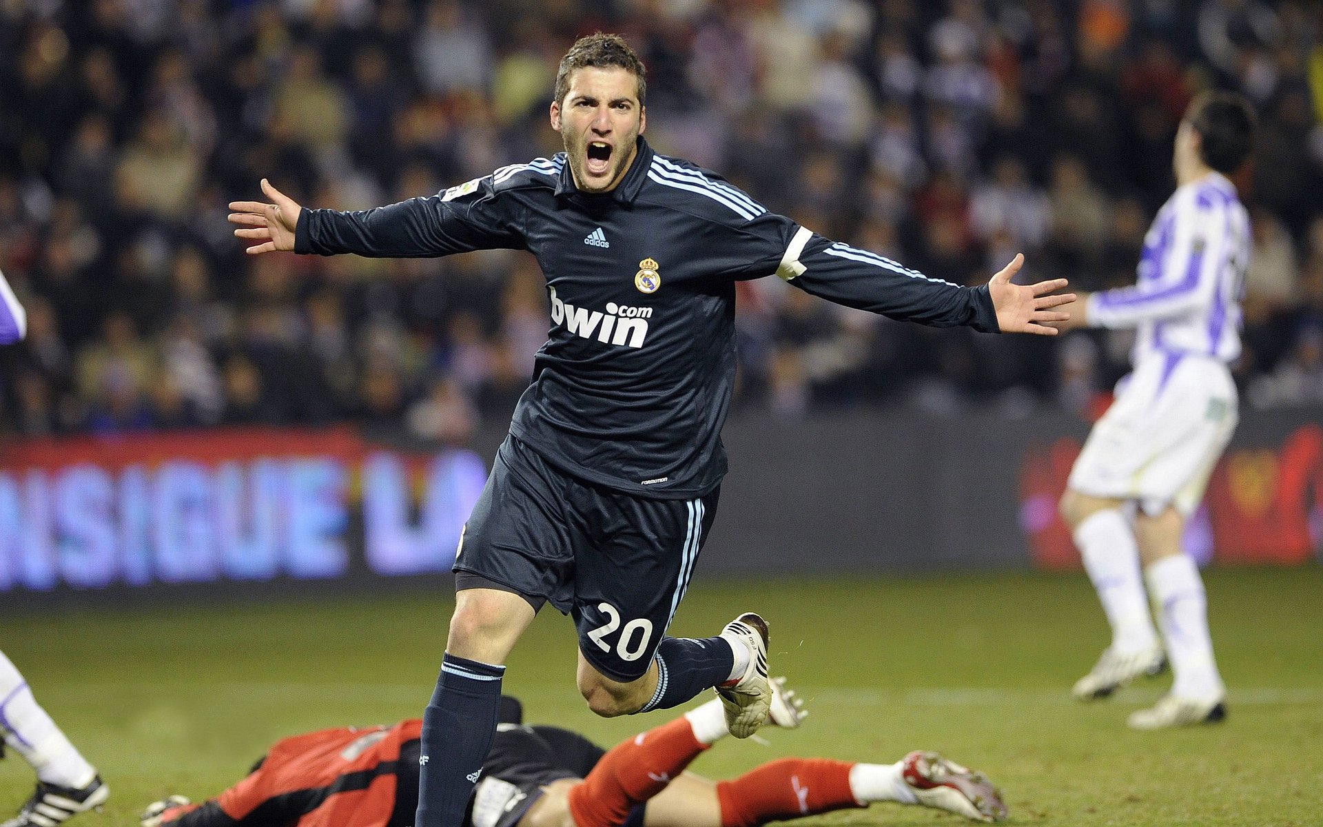 欧洲球队卫冕冠军，连续取得胜利屹立榜首，欧洲队伍冠军